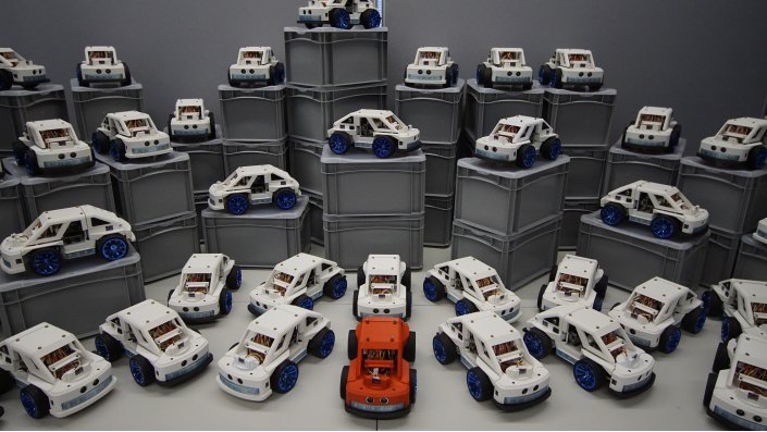Es sind nur weiße (bis auf einen roten vorne in der Mitte) kleine Fahrzeuge zu sehen
