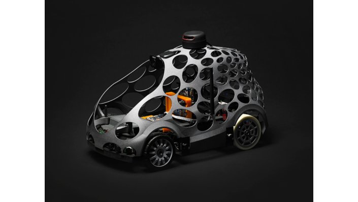 Man sieht ein kleines Auto mit einer designten 3D-Druck  Hülle