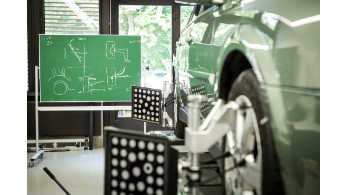 Seitenansicht Auto und Lehre