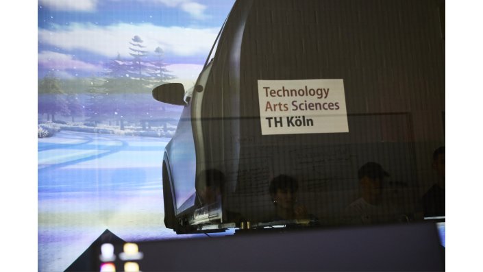 Fahrsimulator auf eingeschneiter Piste
