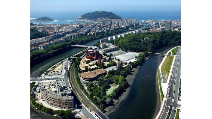 Blick auf eine Stadt mit Fluss