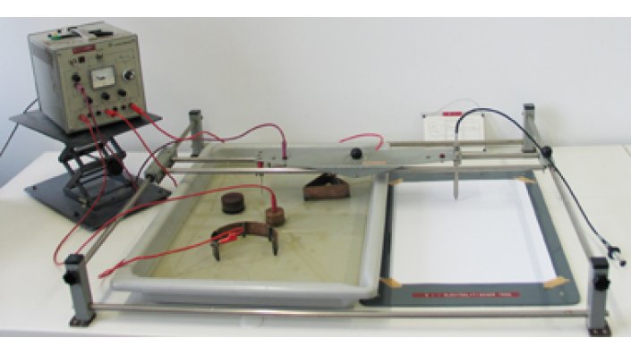 Versuchsaufbau Elektrolytischer Trog 