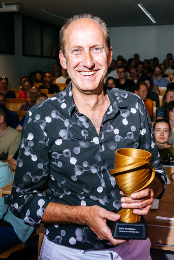 Prof. Dr. Martin Bonnet mit dem Science Slam 2026 Pokal