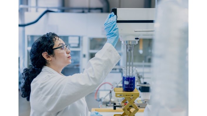 Studierender im Labor für Dispergiertechnologie