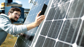 Messung der Sonnenstrahlung am Photovoltaik-Modul (Bild: Thilo Schmülgen)