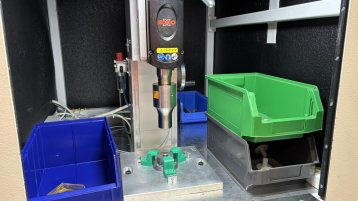 Blick ins Innere des Ultraschall-Schweißgeräts