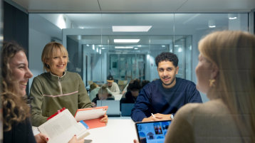Vier Studierende arbeiten gemeinsam in einem Arbeitsraum (Bild: Hanna Witte/TH Köln)