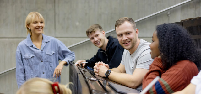 Fünf Studierende treffen sich in einem Vorlesungssaal (Bild:Hanna Witte/TH Köln)