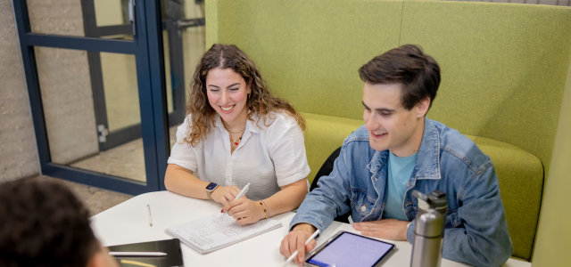 Drei Studierende arbeiten gemeinsam in einer grünen Sitznische (Bild:Hanna Witte/TH Köln)