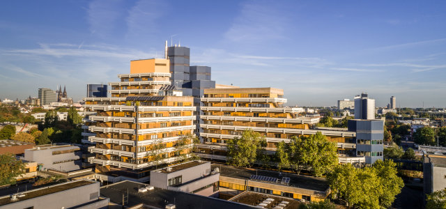 Panoramablick auf den Campus Deutz, im Hintergrund die Kölner Skyline mit dem Kölner Dom (Bild:Sebastian Hopp/TH Köln)