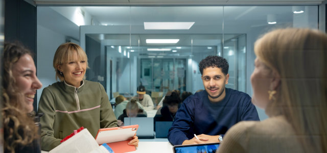 Vier Studierende arbeiten gemeinsam in einem Arbeitsraum (Bild:Hanna Witte/TH Köln)