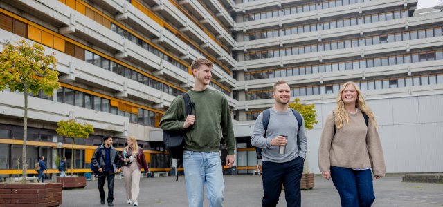 Mehrere Studierende gehen vor dem Gebäude am Campus Deutz entlang (Bild:Hanna Witte/TH Köln)