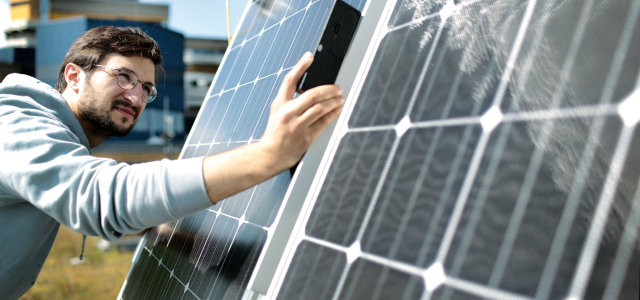Messung der Sonnenstrahlung am Photovoltaik-Modul (Bild:Thilo Schmülgen)