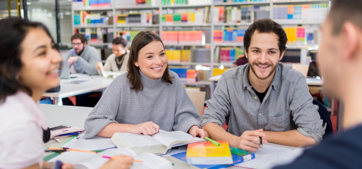 Studierende in der Bibliothek am Campus Deutz (Bild: Thilo Schmülgen/TH Köln)