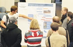 Präsentation durch Poster eines Projektes im Rahmen der intersdisziplinären Gruppenarbeit durch einen Studierenden Präsentation durch Poster eines Projektes im Rahmen der intersdisziplinären Gruppenarbeit durch einen Studierenden