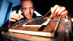 Herstellung eines Photovoltaik-Moduls (Bild: Thilo Schmülgen)