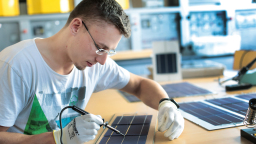 Bearbeitung eines Photovoltaik-Moduls II (Bild: Thilo Schmülgen)