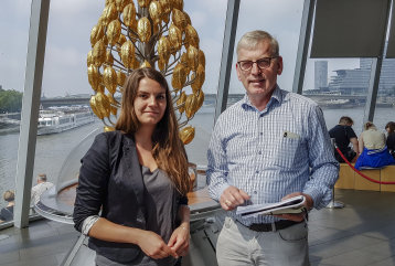 Clara Ukat und Dr. Christian Unterberg-Imhoff vor dem Schokoladenbrunnen