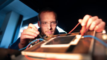 Bearbeitung eines Photovoltaik-Moduls III (Bild: Thilo Schmülgen)