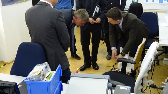 Fabian Kubina (rechts) erläutert Staatssekretär Thomas Rachel das Funktionsprinzip und die Vorteile von SensA-Chair