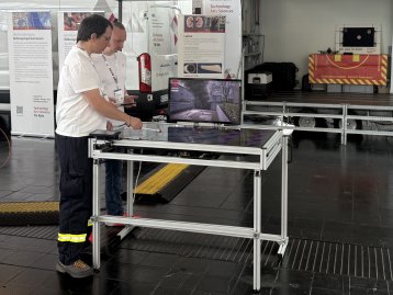 Zwei Institutsmitglieder nutzen den Planspieltisch