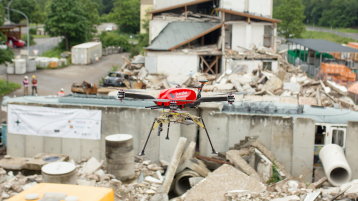 Prototyp der FOUNT²-Drohne fliegt über dem Übungsgelände (Bild: Florian Steyer/TH Köln)