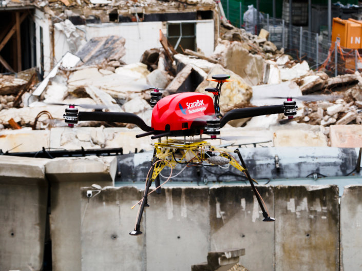 Prototyp der FOUNT²-Drohne fliegt über dem Übungsgelände