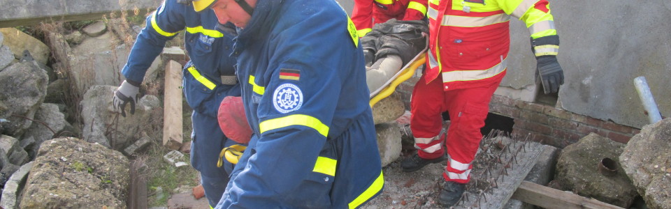 Bergung einer verschütteten Person durch Helfer des THW und DRK (Image: Labor für Großschadensereignisse/FH Köln)
