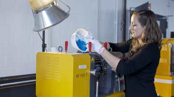Studierende im Labor für Kunststofftechnik (Bild: Thilo Schmülgen/TH Köln)
