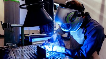 Versuch im Labor für Schweißtechnik