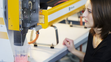 Studierende im Labor für Kunststofftechnik