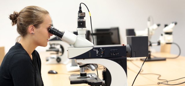 Mitarbeiterin bei einem Versuch zur Gefügeuntersuchung (Bild:Thilo Schmülgen/TH Köln)