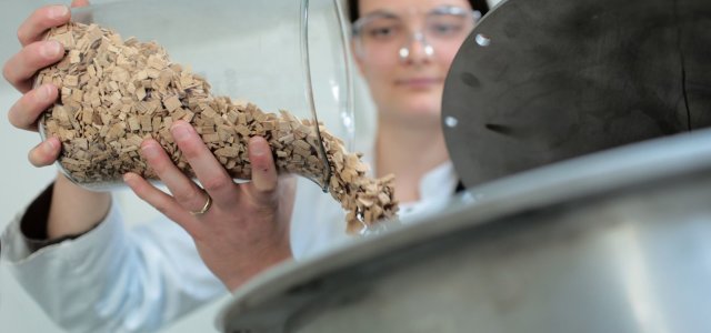 Mitarbeiterin bei einem Versuch zur Herstellung von Terpenen (Bild:Thilo Schmülgen/TH Köln)