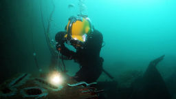 Taucher beim Schweißen unter Wasser (Bild: Public Domain [MC1 Jame Pastoric/ U.S. Navy])