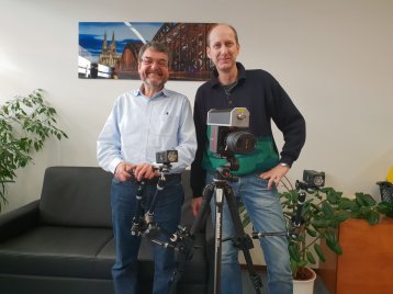 Prof. Bonnet und Dr. Antonios Antoniou mit der neuen Hochgeschwindigkeitskamera