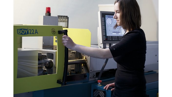 Studierende im Labor für Kunststofftechnik