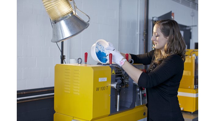 Studierende im Labor für Kunststofftechnik