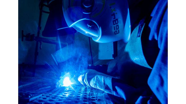 Versuch im Labor für Schweißtechnik