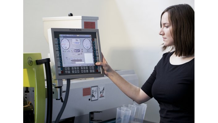 Studierende im Labor für Kunststofftechnik