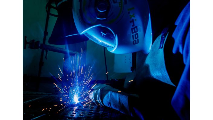 Versuch im Labor für Schweißtechnik