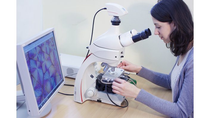 Studierende im Labor für Kunststofftechnik