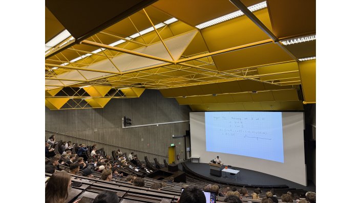 Erstsemester beim Mathevorkurs im Hörsaal am Campus Deutz