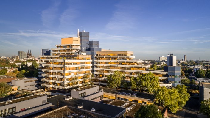 Panoramablick auf den Campus Deutz, im Hintergrund die Kölner Skyline mit dem Kölner Dom