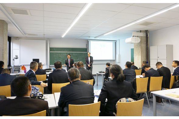 Oliver Sturm, Institut für Technische Gebäudeausrüstung, bei der Vorstellung des Instituts und der Studiengänge