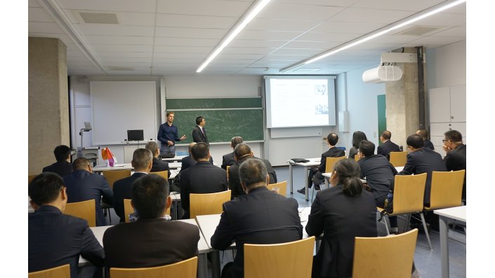 Jan Hendrik Müller vom Team International Office bei der Präsentation der TH Köln