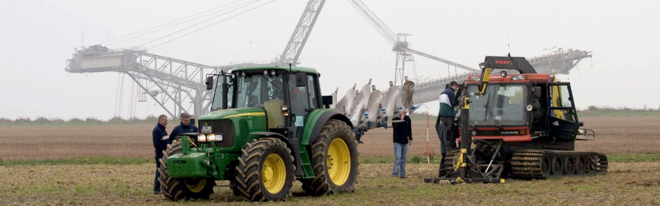 John Deere Raupe auf einem Acker (Bild: TH Köln / IBL)