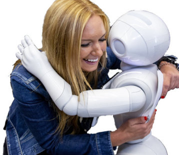 Dr. Sarah Opitz umarmt humanoiden Roboter
