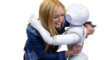 Dr. Sarah Opitz umarmt humanoiden Roboter Dr. Sarah Opitz umarmt humanoiden Roboter