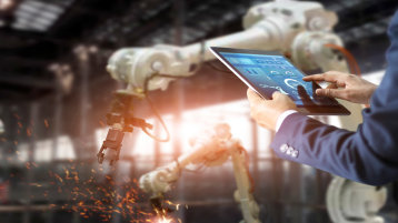 Steuerung eines Roboterarms in der Produktion durch Tablet (Bild: ipopba/iStock)