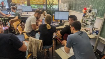 Studierende des Master Studiengangs Gebäudeautomation beim Praktikum (Bild: TH Köln, Prof. Dr. Jochen Müller) Studierende des Master Studiengangs Gebäudeautomation beim Praktikum (Bild: TH Köln, Prof. Dr. Jochen Müller)